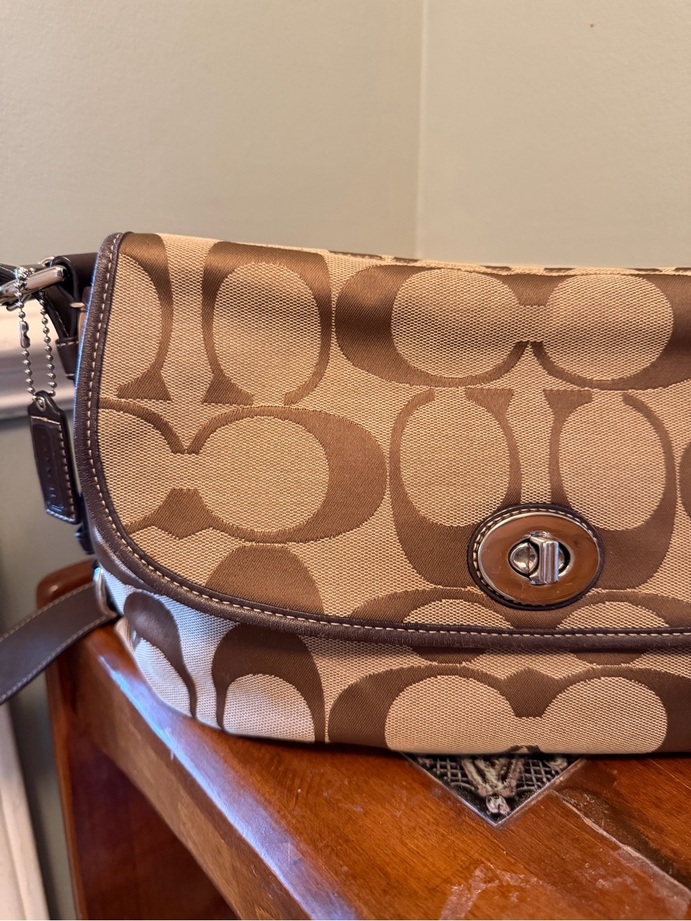 Coach Vintage Crossbody/Shoulder Turnlock - Picture 2 of 10